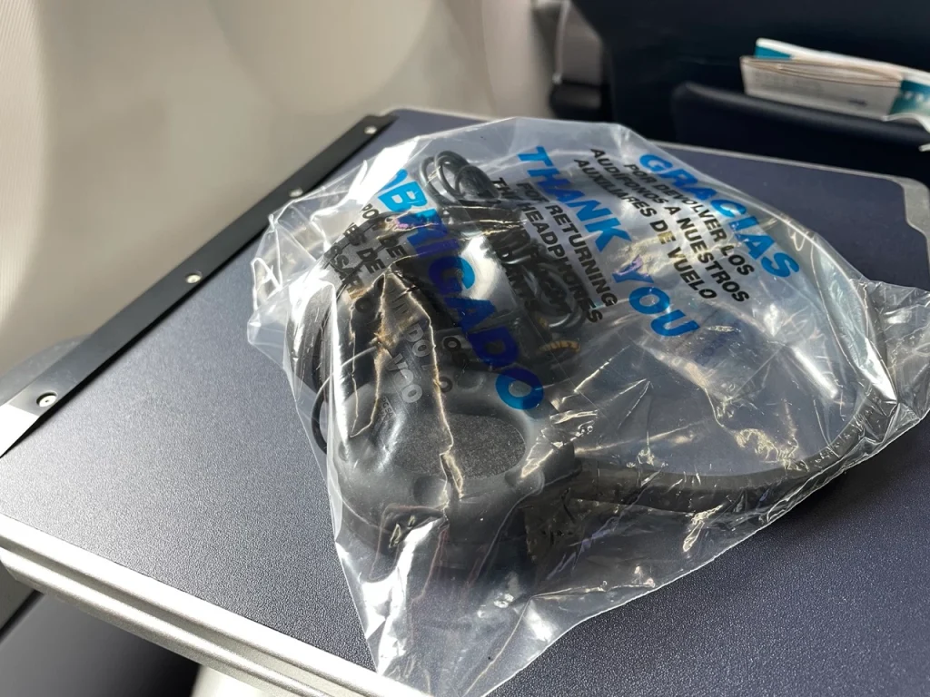 Copa 737-800 Business Class in 2023: Headphones