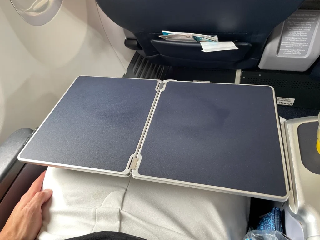 Copa 737-800 Business Class in 2023: Tray table
