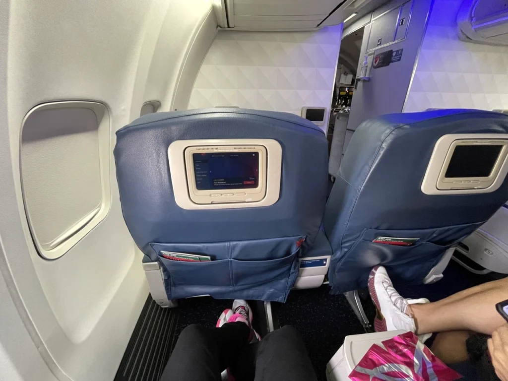 Delta Miami to Boston: Legroom 737-800 First Class (DL494)