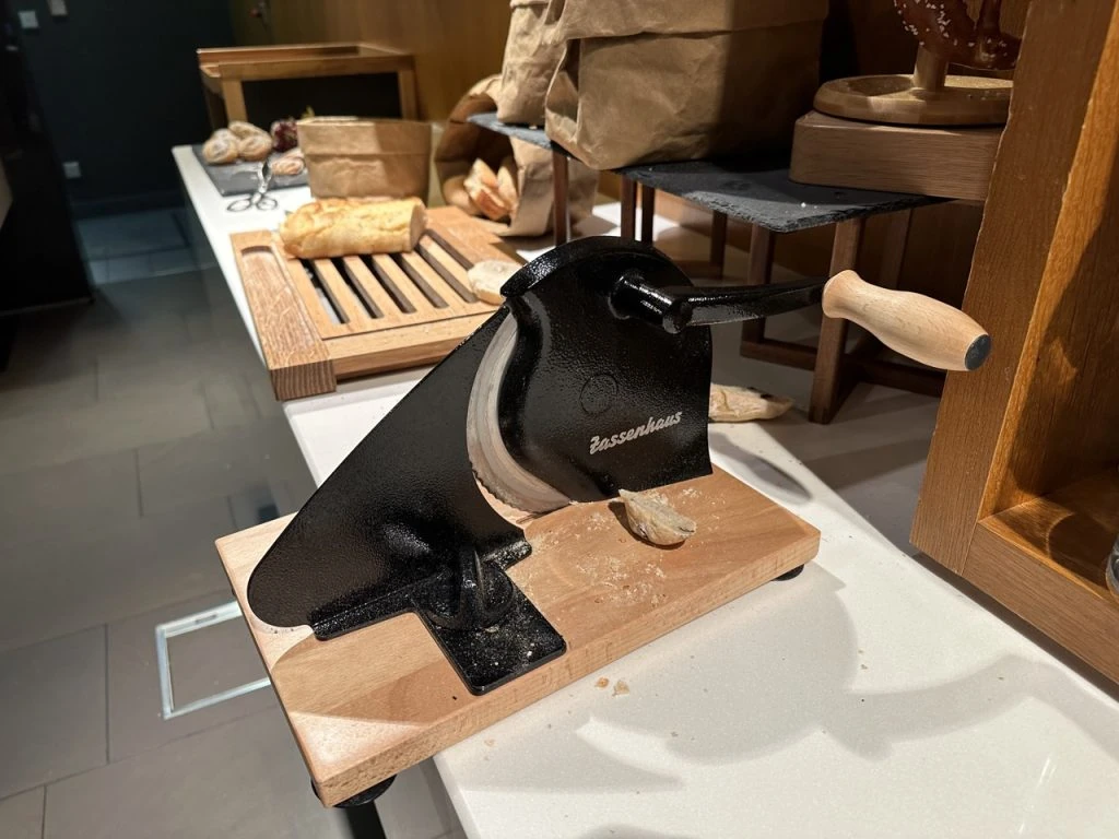 Lufthansa First Class Terminal 27