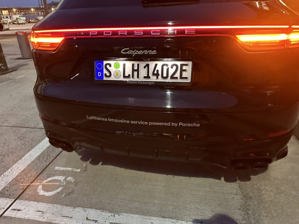 Lufthansa Porsche Cayenne Limousine Service 2023 (3)
