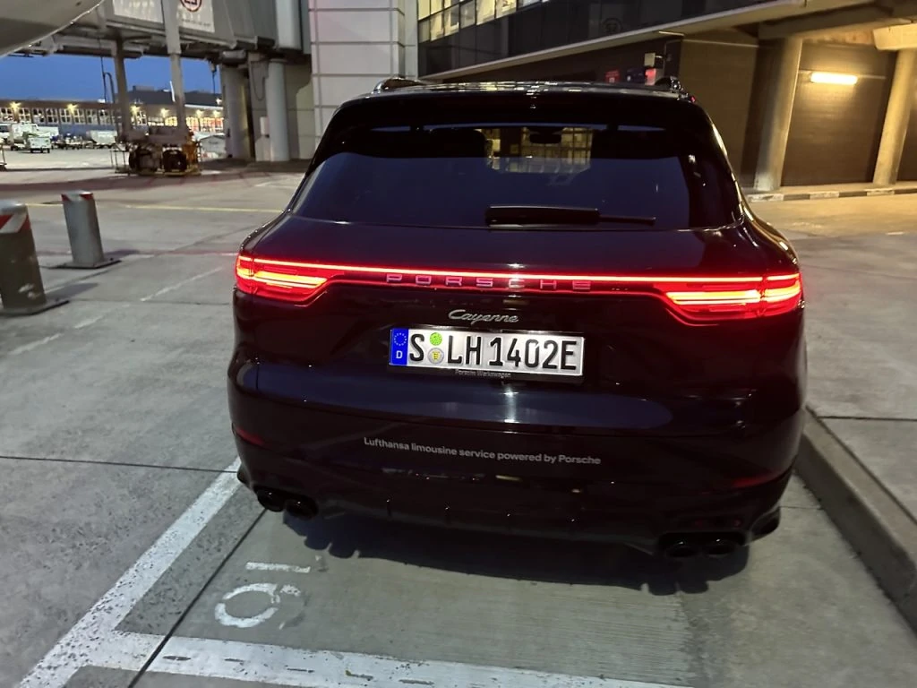 Lufthansa Porsche Cayenne Limousine Service 2023 (4)