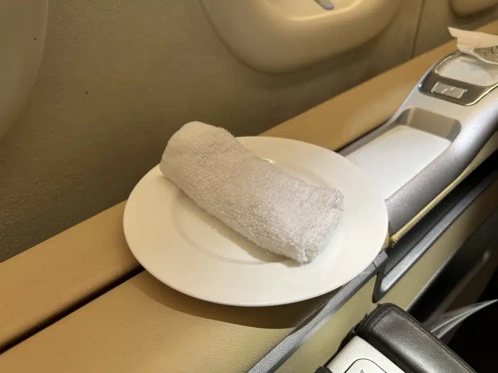 Lufthansa 747-8 First Class in 2023 - Hot towel