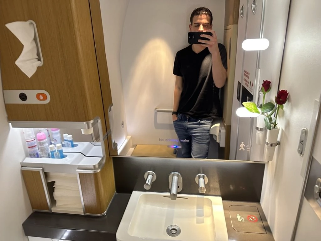 Lufthansa 747-8 First Class in 2023 - Toilet 1