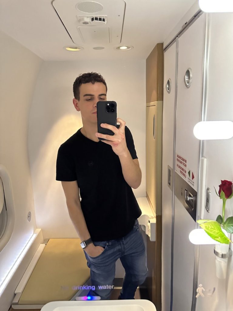 Lufthansa 747-8 First Class in 2023 - Toilet 3