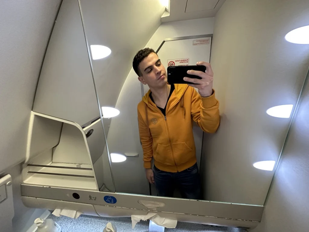 Aerolineas Argentinas A330-200 Toilet