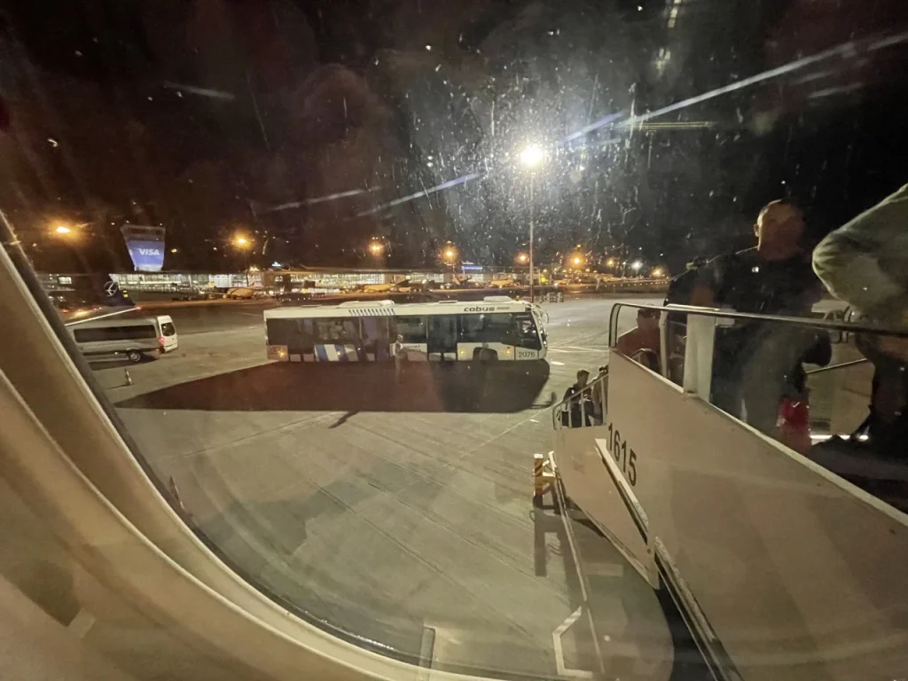 LOT European Business Class: Warsaw to Stockholm (E195LR)