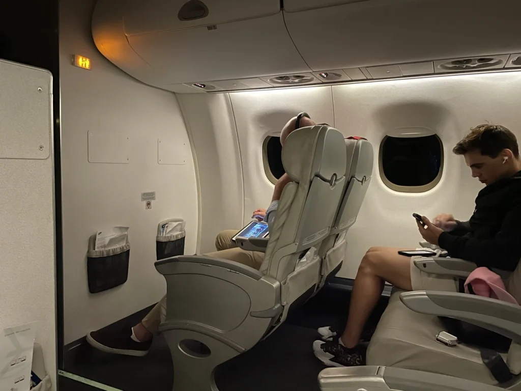 LOT European Business Class: Warsaw to Stockholm (E195LR)